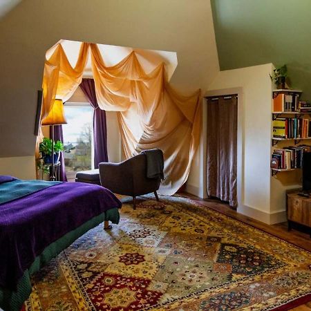 Centrally Located With Lake Views Burlington Exterior photo