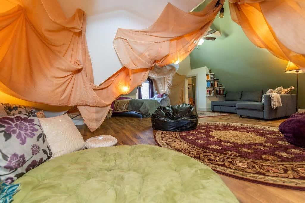 Centrally Located With Lake Views Burlington Exterior photo