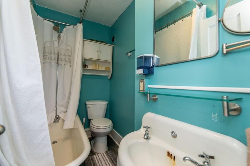 Centrally Located With Lake Views Burlington Exterior photo
