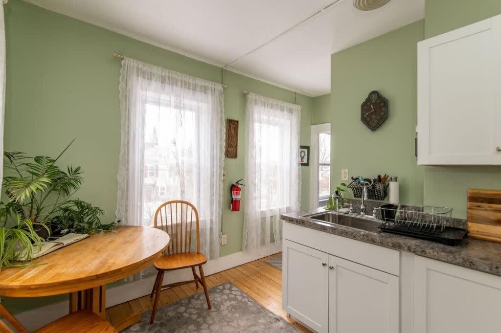Centrally Located With Lake Views Burlington Exterior photo