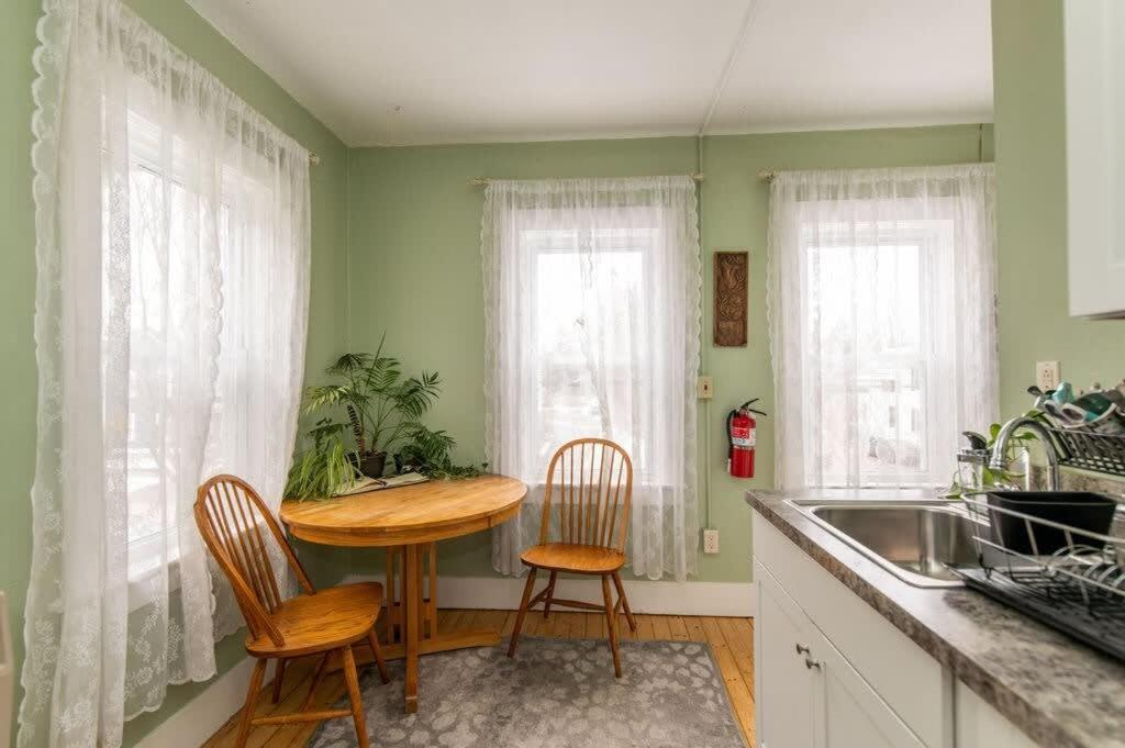 Centrally Located With Lake Views Burlington Exterior photo