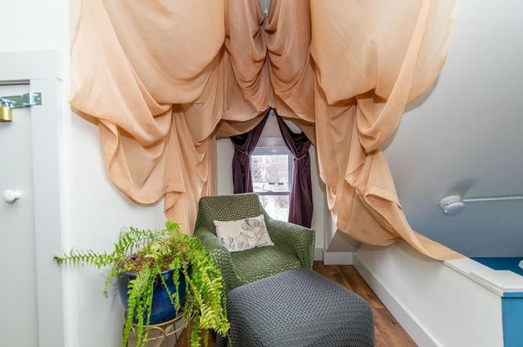 Centrally Located With Lake Views Burlington Exterior photo