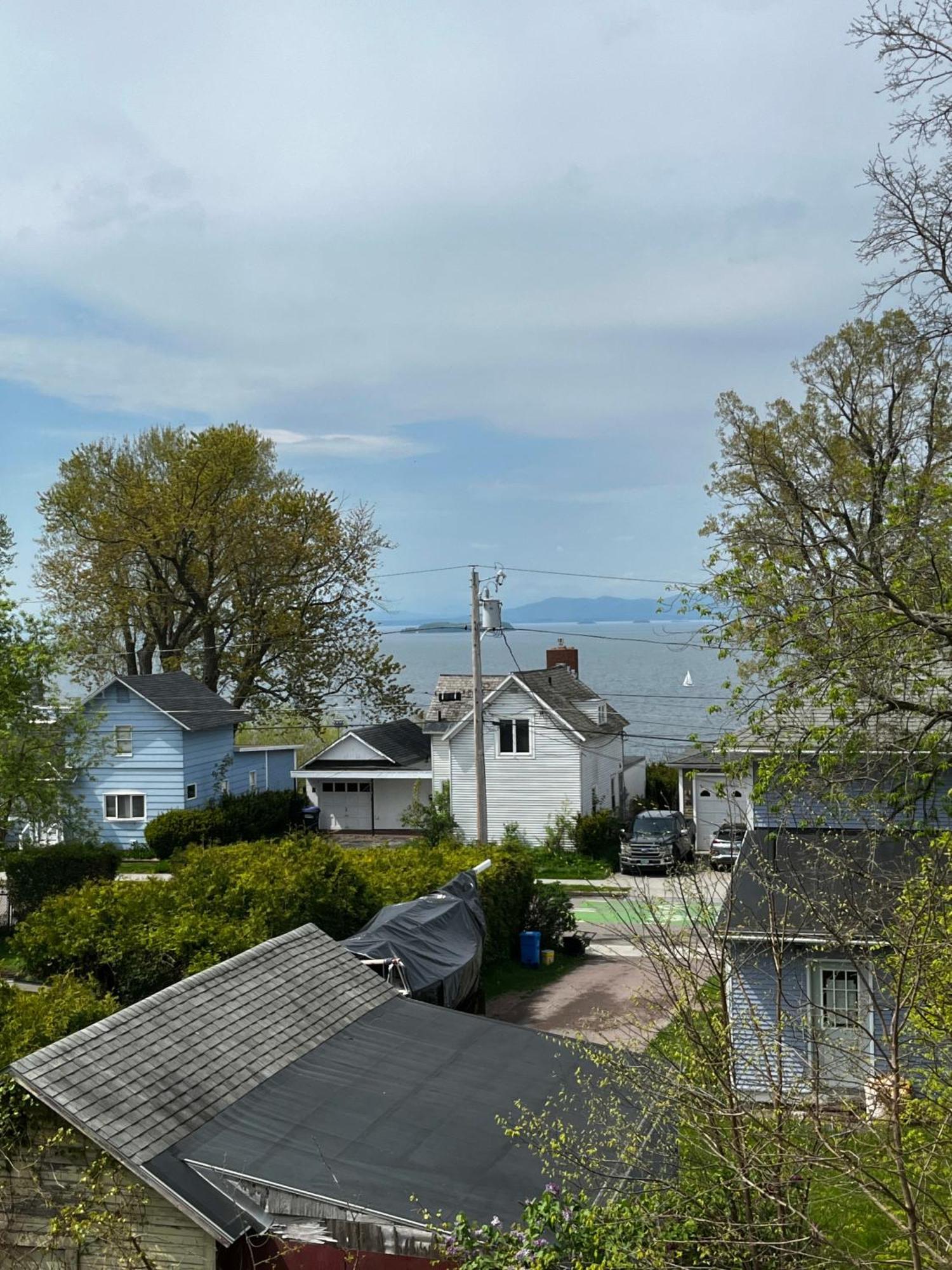 Centrally Located With Lake Views Burlington Exterior photo