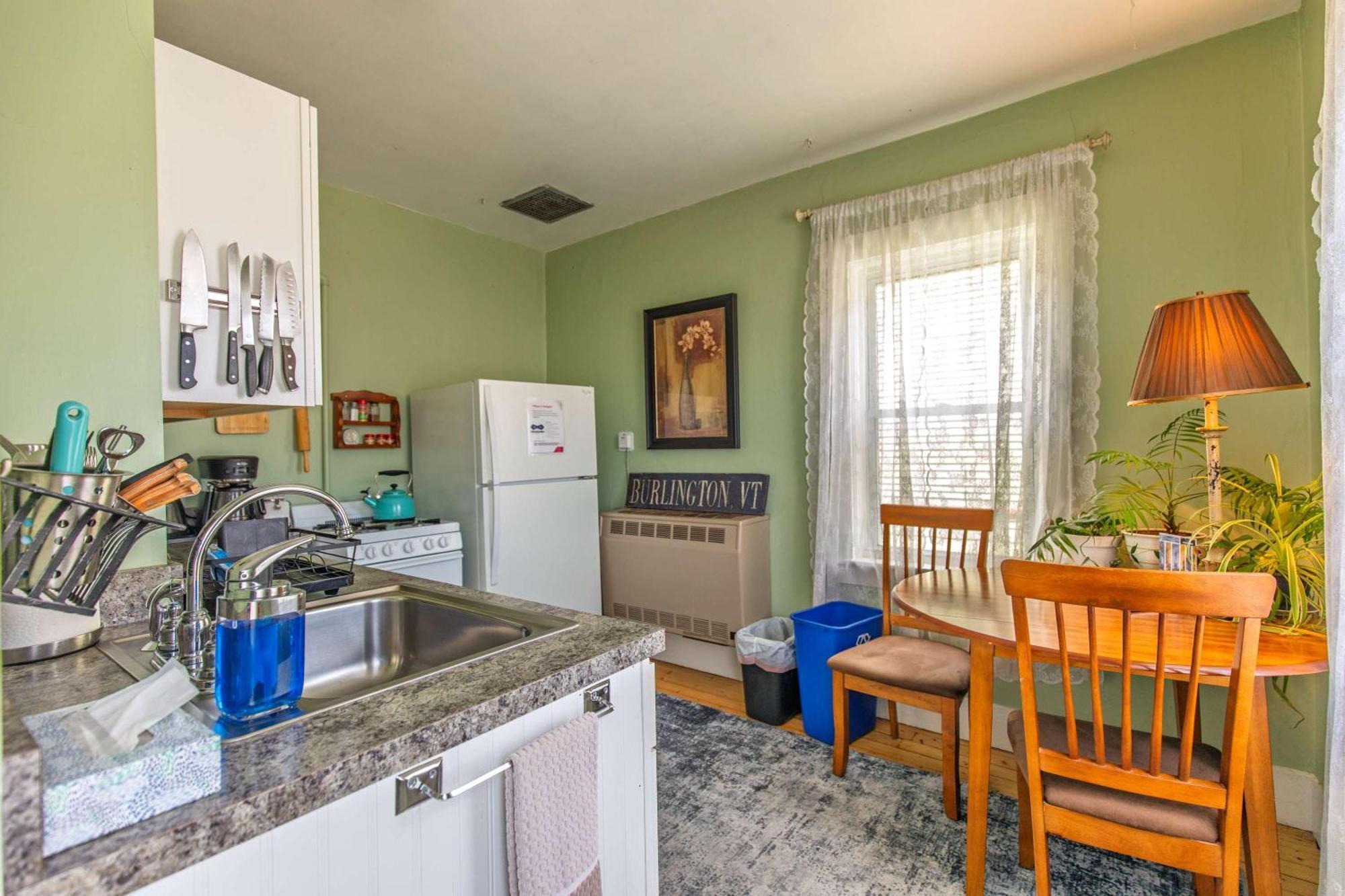 Centrally Located With Lake Views Burlington Exterior photo